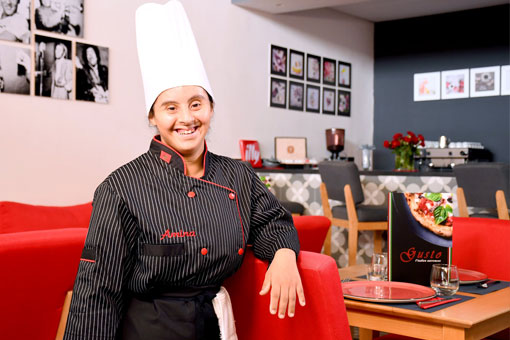FM5 - Loubna Badi_Jeune à handicap mental du CIAT en activité au Restaurant Gusto à Guiche Loudaya_Témara